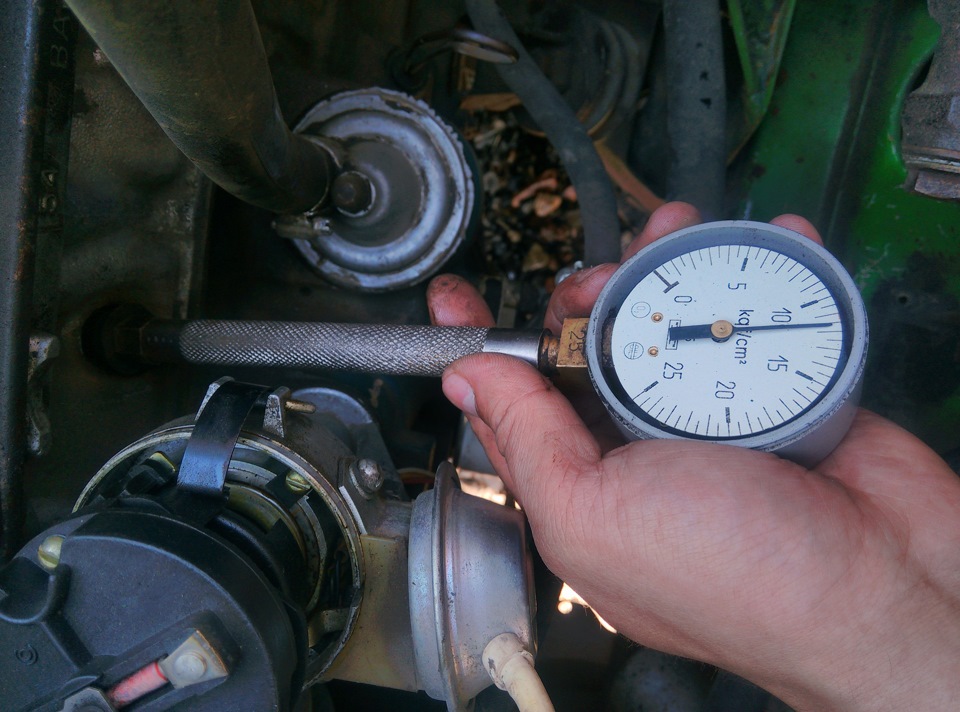 Измерение компрессиии в цилиндрах карбюраторного двигателя