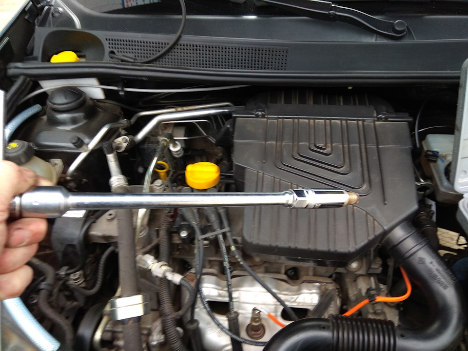 Характеристики и применяемость свечи зажигания Renault 7700500168 на двигателях k7j 1,4 л и k7m 1,6 л автомобиля Рено Логан первого поколения, ее аналоги