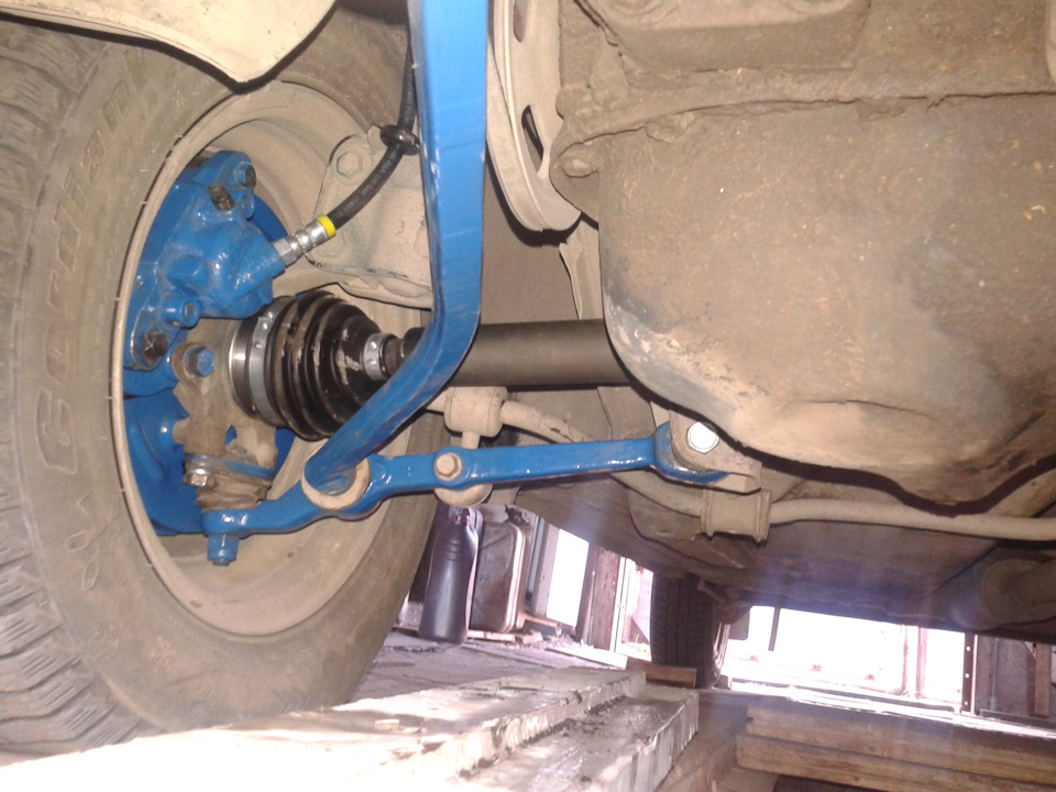 Чтобы заменить передние стойки на автомобиле ВАЗ 2108, 2109, 21099 необходимо отсоединить рулевой наконечник и шаровую, ослабить гайку амортизатора и снять ее
