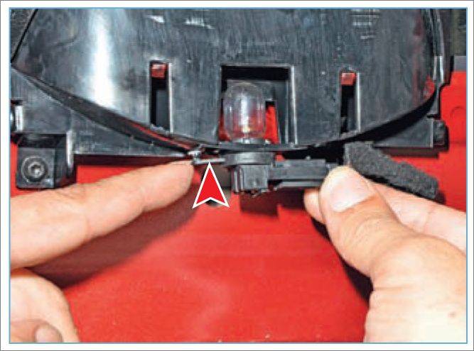 Замена лампочки заднего стоп сигнала на рено логан