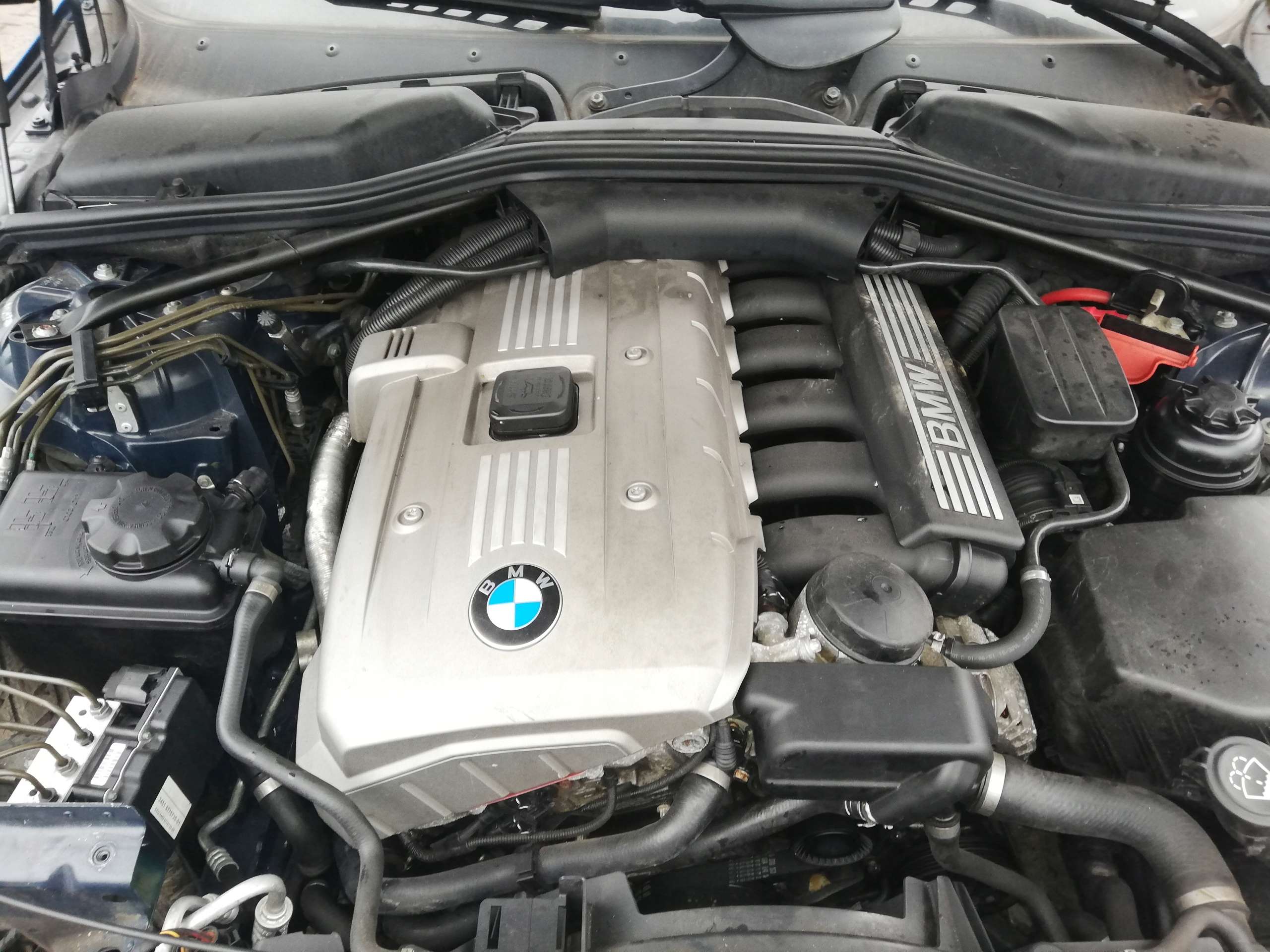 BMW N52B30 – поршневый двигатель с 6 цилиндрами и двумя распределительными валами DOHC, системой Valvetronic и Double VANOS на обоих валах Здесь реализованы ТОПовые фирменные технологии BMW на момент выпуска мотора