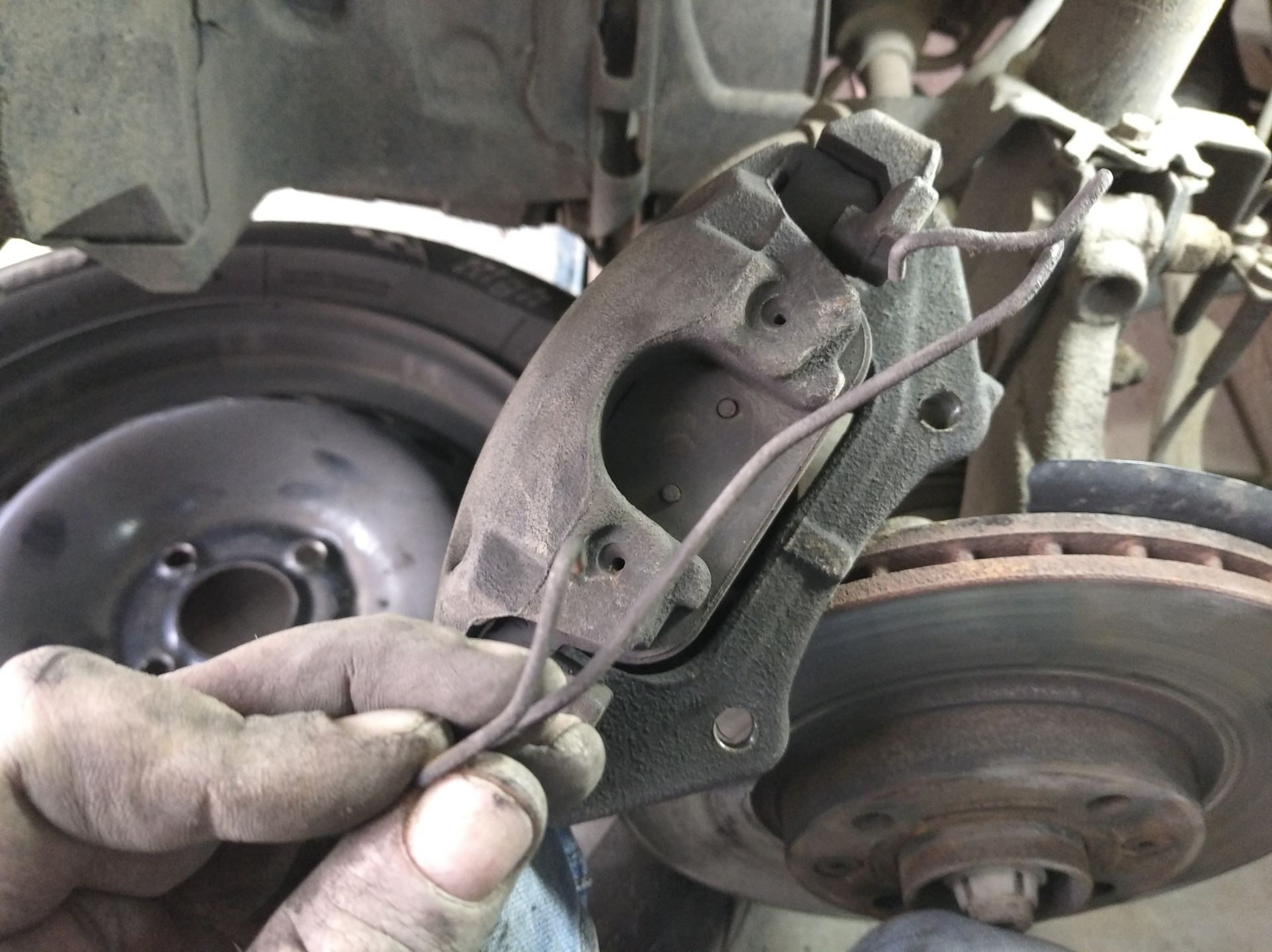 Порядок замены передних тормозных колодок на автомобиле Рено Логан первого поколения с учетом особенностей связанных с утапливанием поршня, чисткой напрявляющей