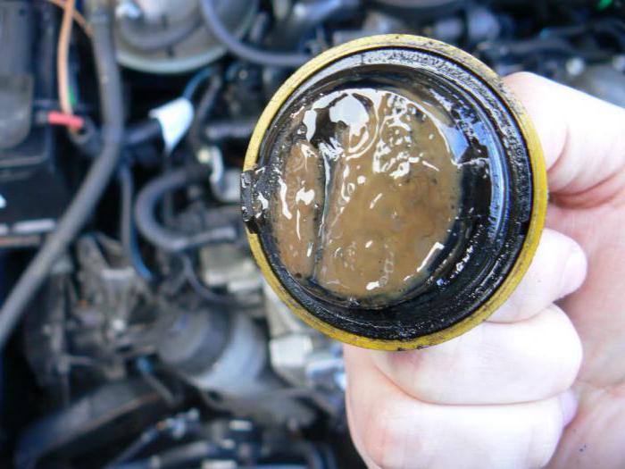 Бензин попадает в моторное масло и далее в поддон двигателя автомобиля по причине неисправности диафрагмы бензонасоса, форсунок, поршневой группы и зажигания