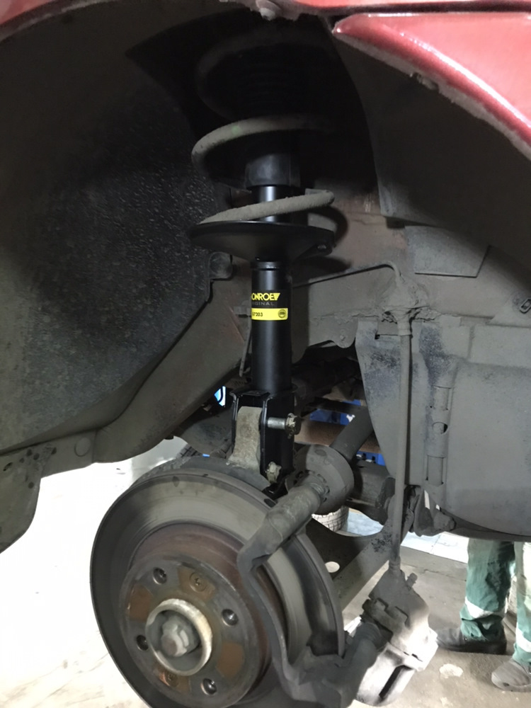 Проверка амортизаторов автомобиля Рено Логан включает в себя раскачку кузова с последующим подсчетом количества его колебаний и вытягивание штока из его корпуса