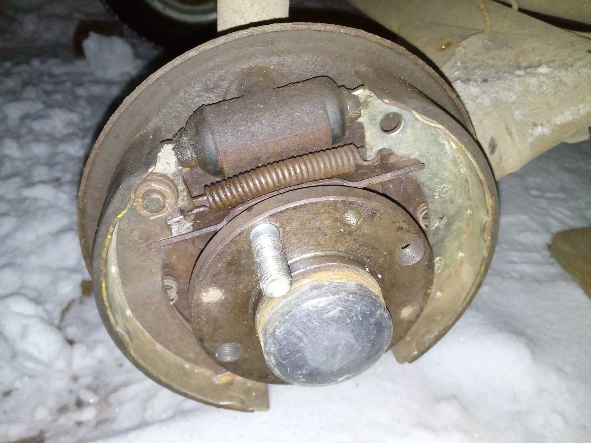Если потек тормозной цилиндр заднего колеса автомобилей ВАЗ 2108, 2109, 21099 необходимо заменить его на новый, либо подтянуть штуцера или поменять кольца