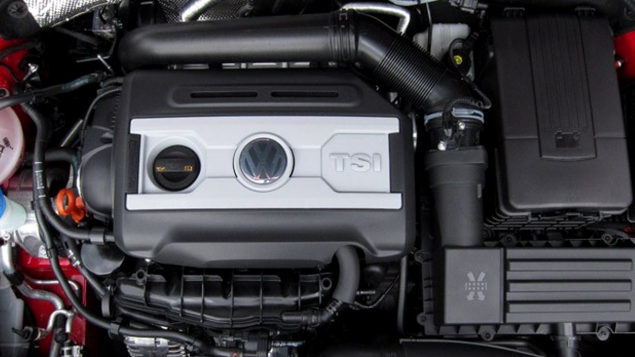 1,2 TSI Volkswagen CJZA представляет собой четырехцилиндровый рядный бензиновый двигатель объемом 1,2 литра, мощностью 105 л с, крутящим моментом 175 Нм с турбокомпрессором