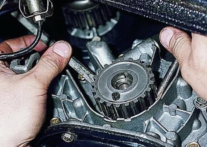 Для замены прокладки поддона двигателя автомобилей ВАЗ 2108, 21081, 21099 необходимо снять защиту моторного отсека и брызговики, после чего отвернуть 16 болтов
