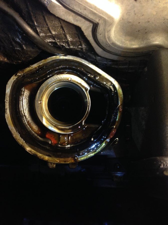 Почему течет масло из двигателя, как найти и устранить протечку