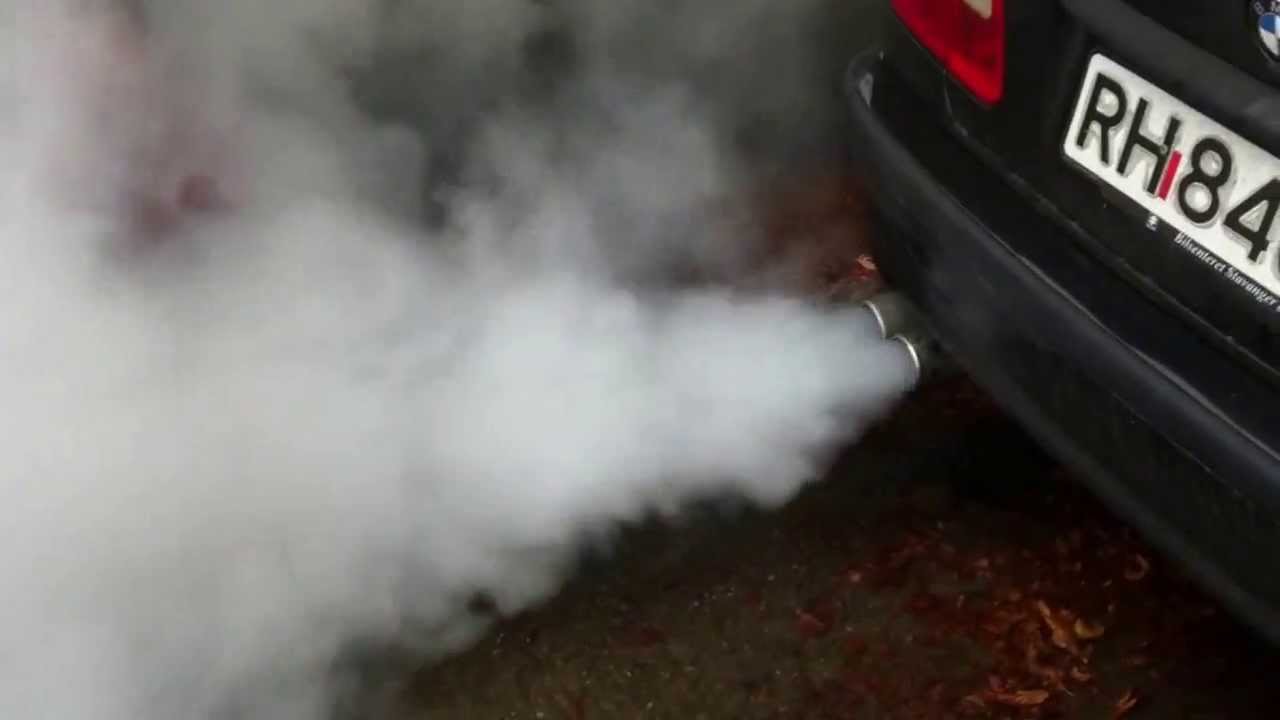 🚗💨 белый дым из выхлопной трубы автомобиля — причины