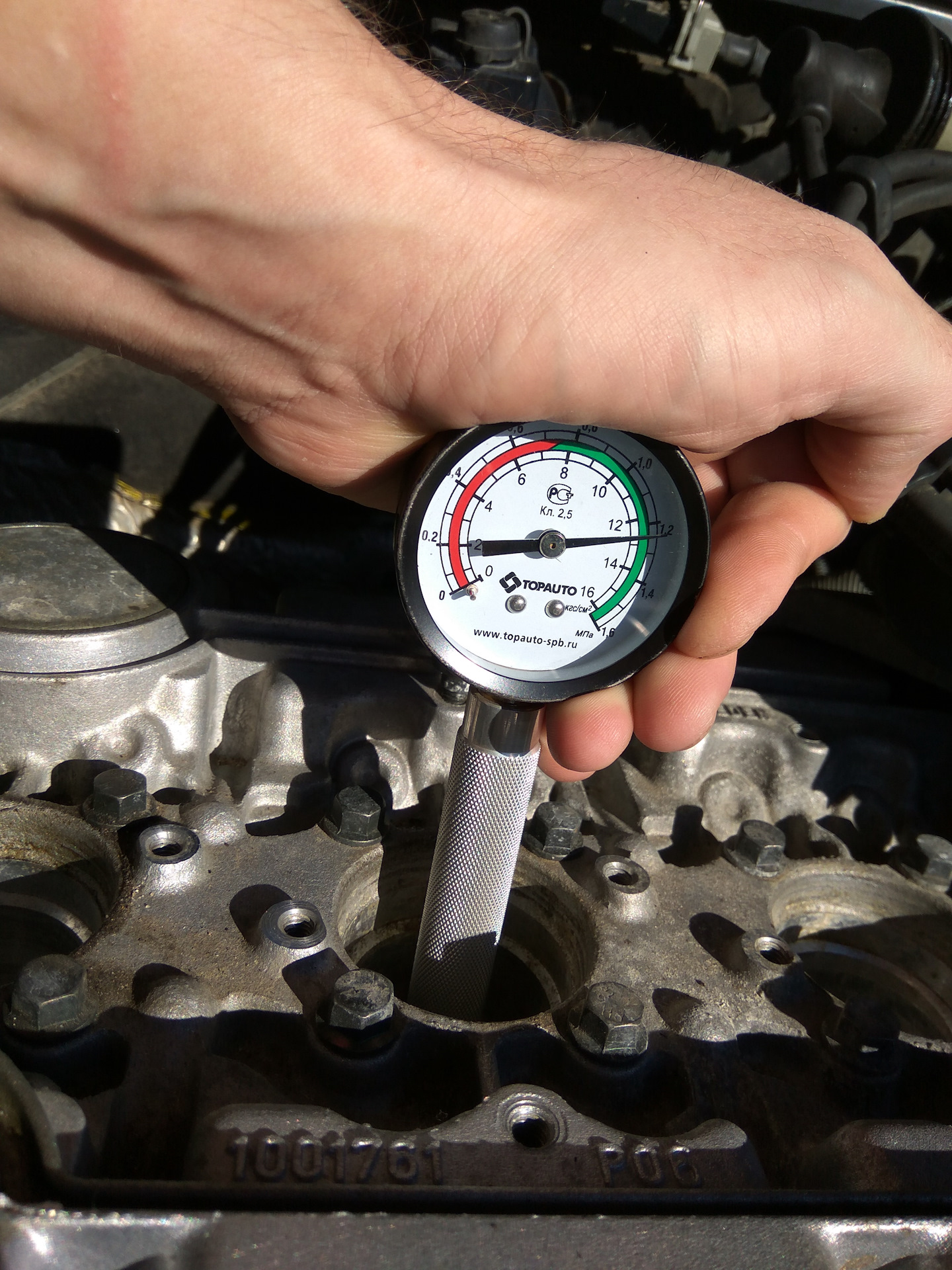 Измерение компрессиии в цилиндрах карбюраторного двигателя автомобиля ВАЗ 2108, 2109, 21099 при помощи компрессометра Определение причин низкой компрессии