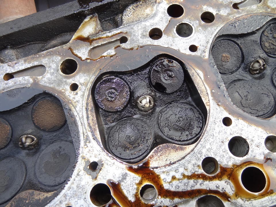 Понять что клапана двигателя неисправны можно по трем признакам - это дробный металлический стук под клапанной крышкой, выстрелы в глушитель или хлопки карбюратор