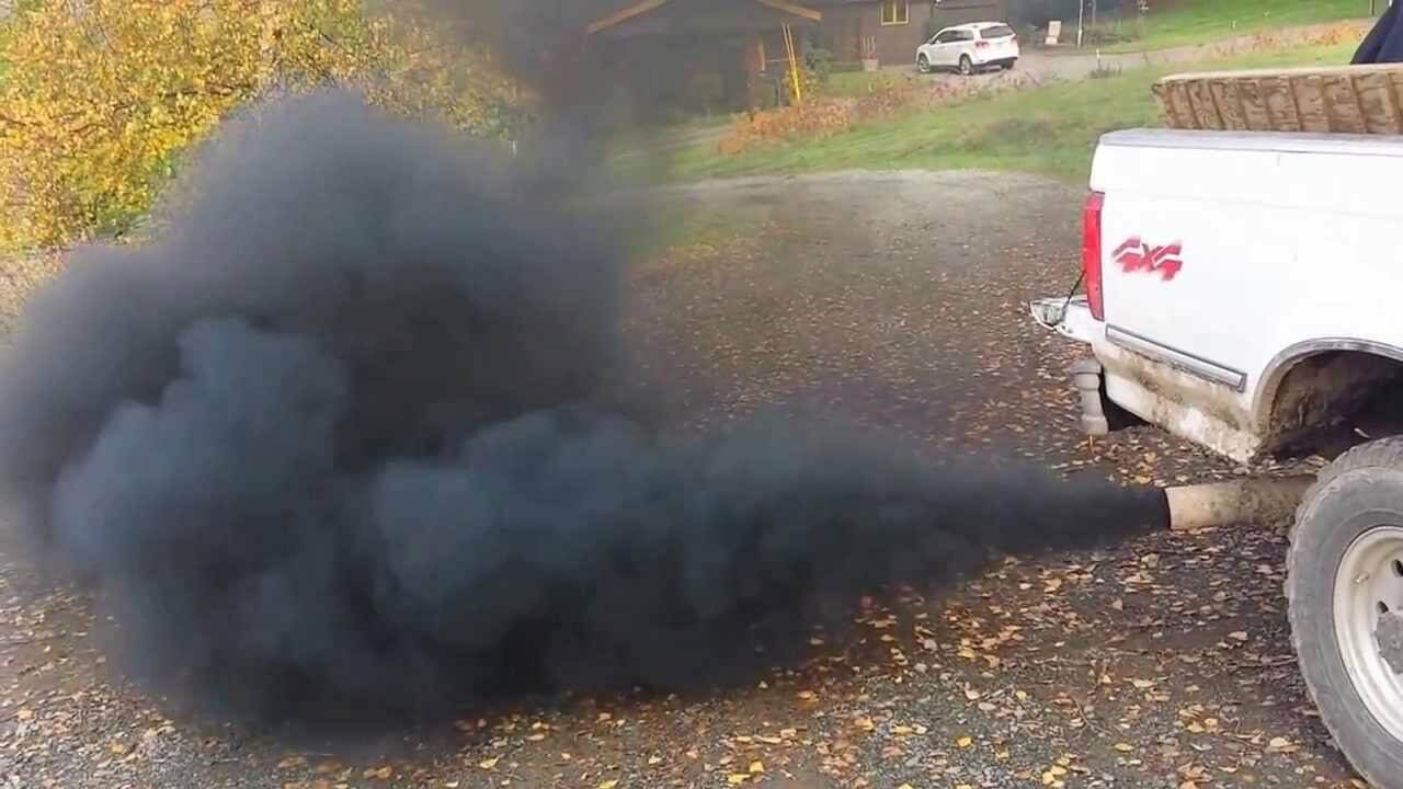 Ваз сильно дымит. Сизый дым 4d35. Чёрный дым из выхлопной трубы. Сизый дым из выхлопной трубы. Черный дым из машины.