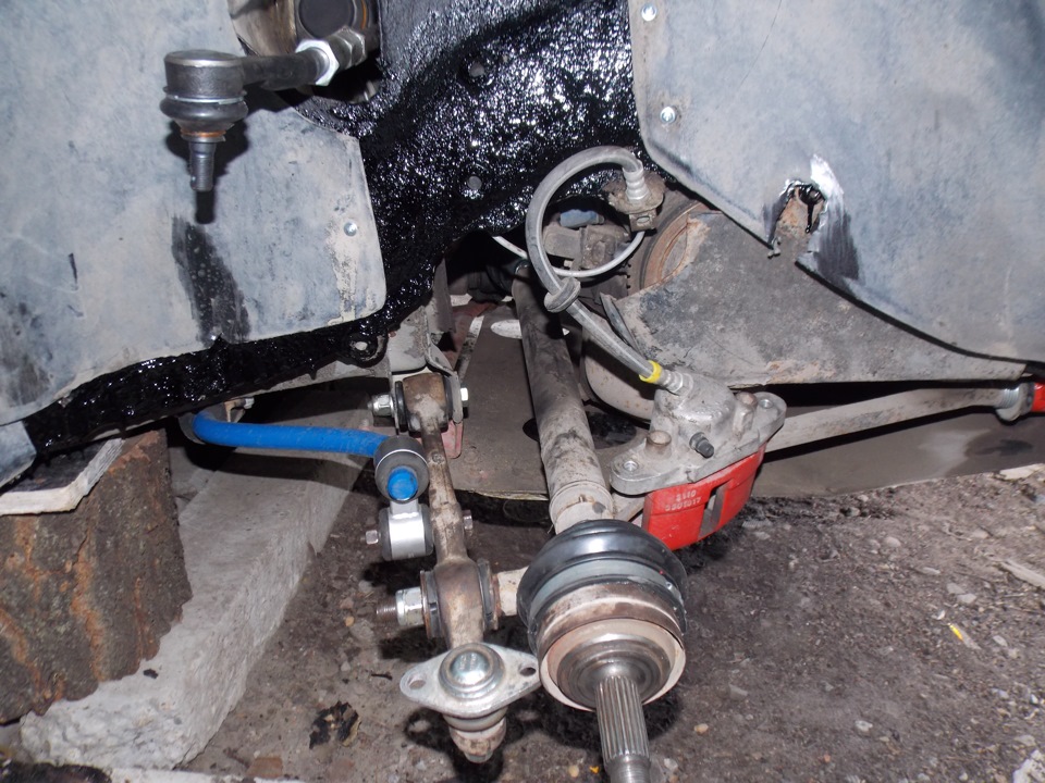 Как работать съемником наконечников рулевых тяг на автомобилях ВАЗ 2108, 2109, 21099, а так же альтернативный метод отсоединения при помощи монтажной лопатки