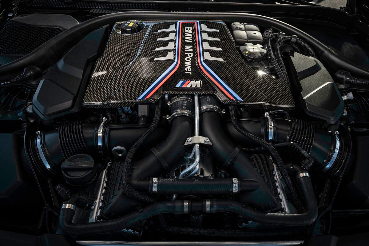 Один из самых интересных двигателей — это серии — восьмицилиндровый BMW M62B44 объёмом 4,4 литра