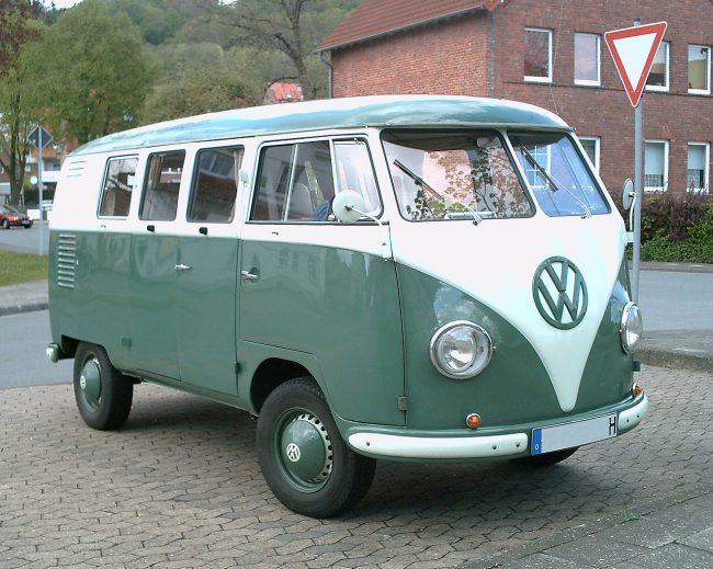 Volkswagen Transporter – коммерческий автомобиль, который является первым микроавтобусом в истории марки Все применяемые на двигатели обладают хорошими тяговыми характеристиками, позволяющими автомобилю уверенно двигаться в любых дорожных условиях