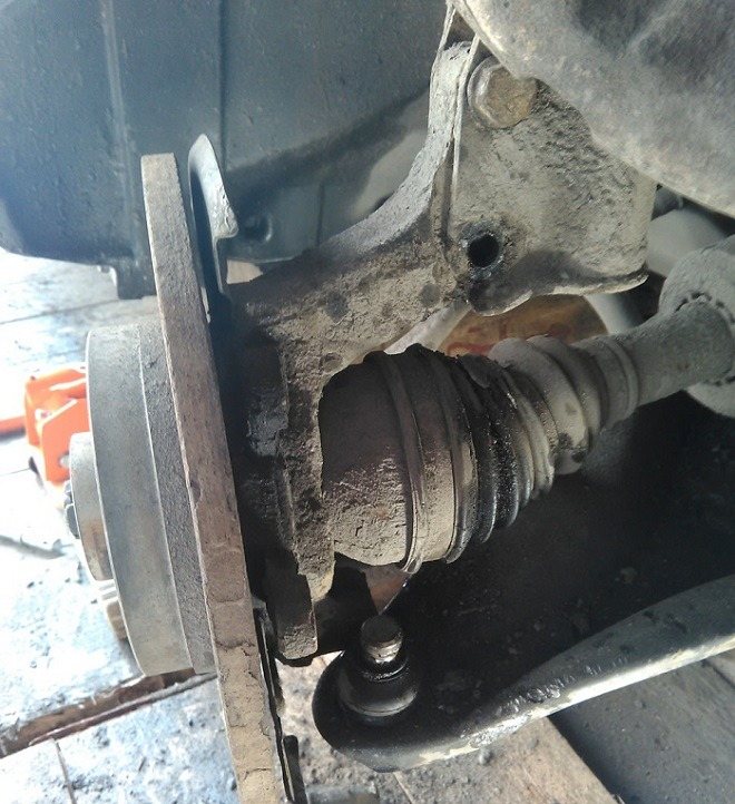 Для замены пыльника внутреннего ШРУСа привода переднего левого колеса автомобиля Рено Логан необходимо демонтировать его с автомобиля и сбить трипод подшипник