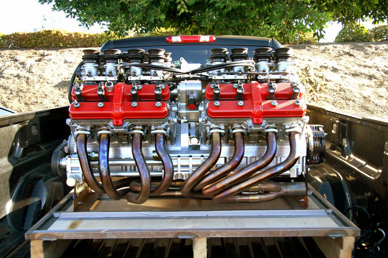 Экономический двигатель автомобиля. Cizeta v16t двигатель. V16 цилиндровый двигатель. BMW v16. БМВ v16 двигатель.