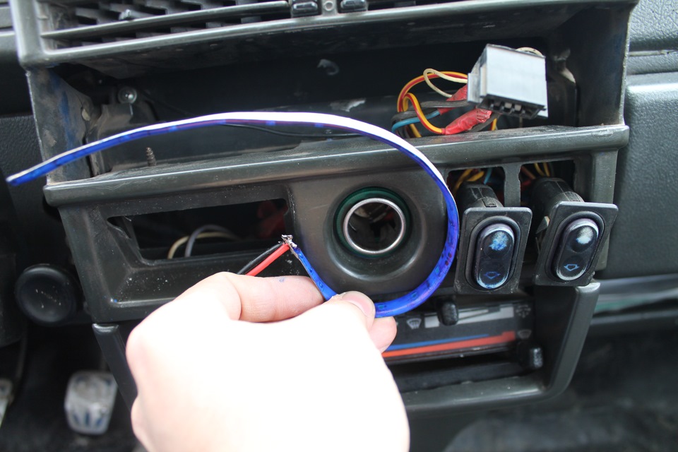 Прикуриватель автомобилей ВАЗ 2108, 2109, 21099 может не работать по причине перегорания его спирали, отсутствия контакта массы и обрыва в электрической цепи