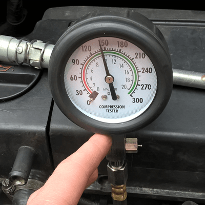 Измерение компрессии в цилиндрах инжекторного двигателя 2111 автомобилей ВАЗ 21083, 21093, 21099 путем ее замера компрессометром в каждом из них