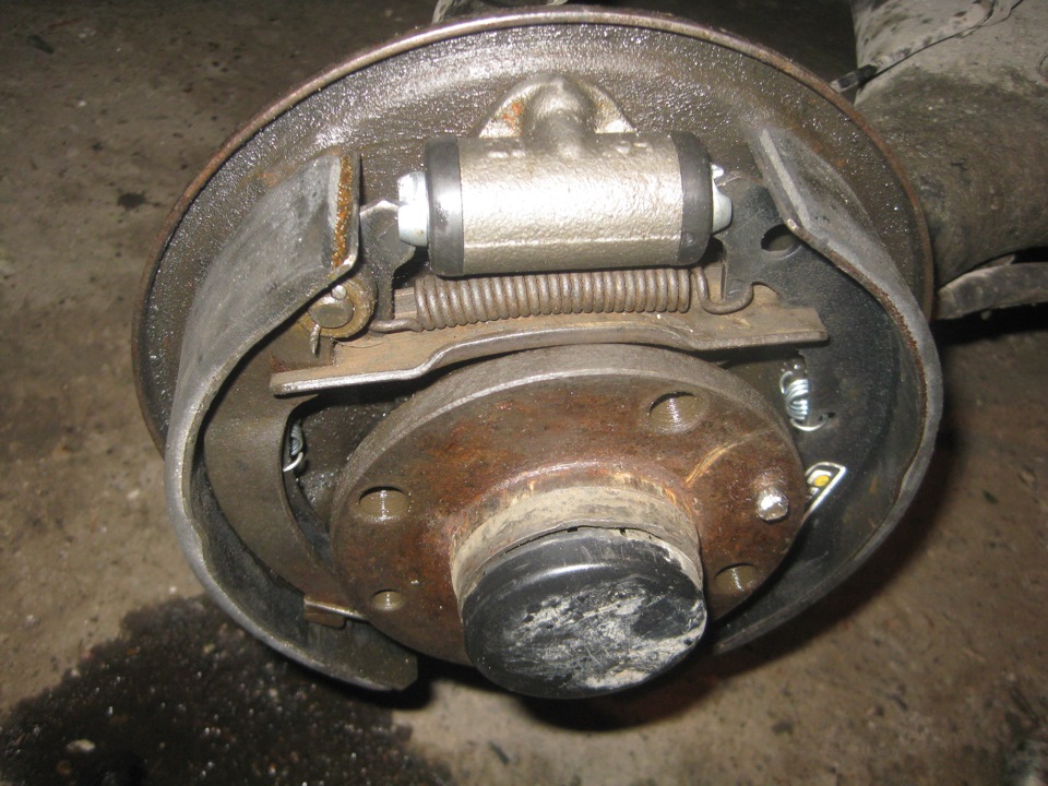 Особенности замены задних тормозных колодок на автомобилях ВАЗ 2108, 2109, 21099 со снятием верхней и нижней стяжных пружин колодок и распорной планки