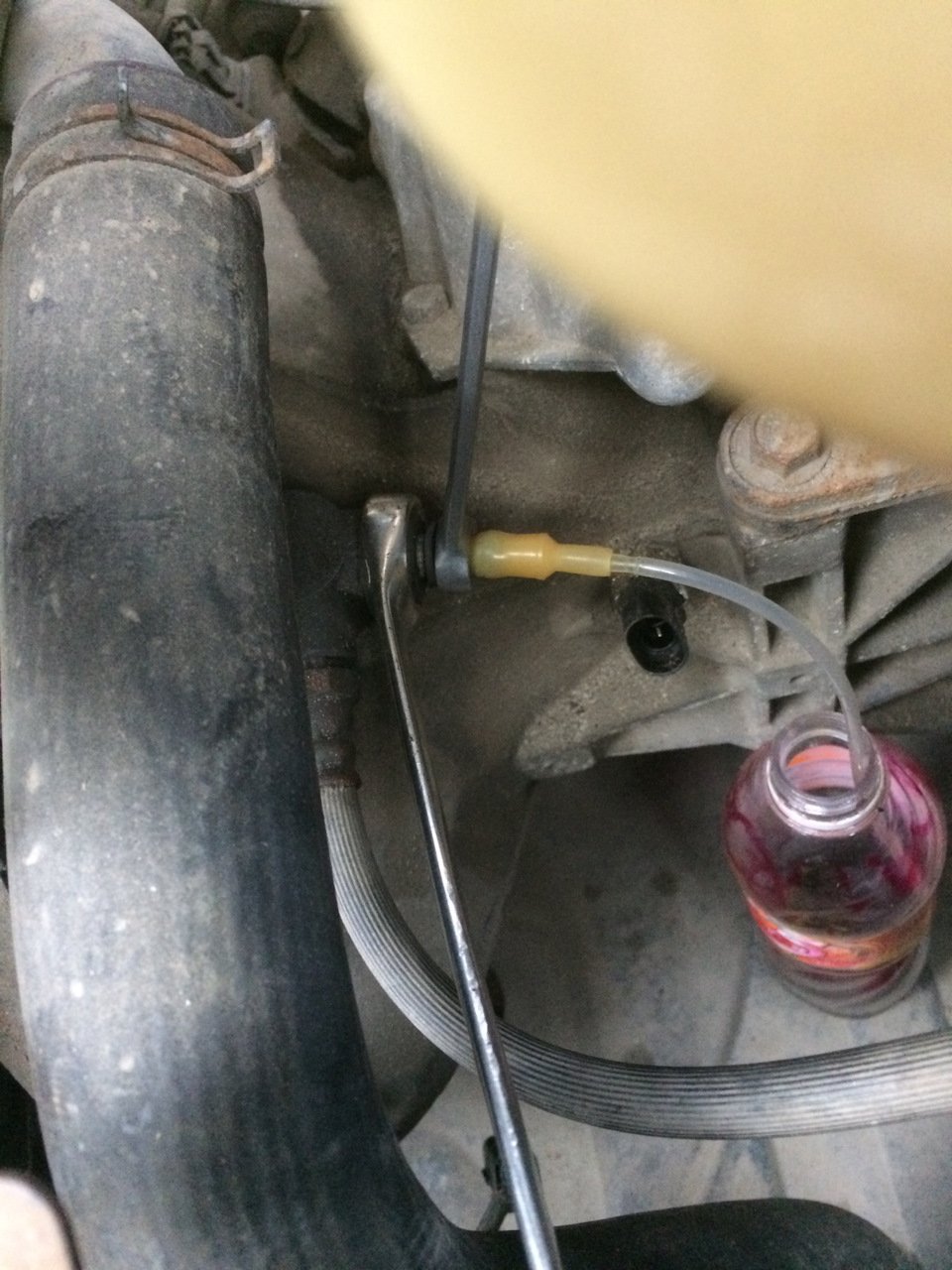 Для замены жидкости в гидроприводе сцепления автомобиля ВАЗ 2107 нужно отвернуть штуцер на рабочем цилиндре и работая педалью удалить ее, после чего залить новую и прокачать систему