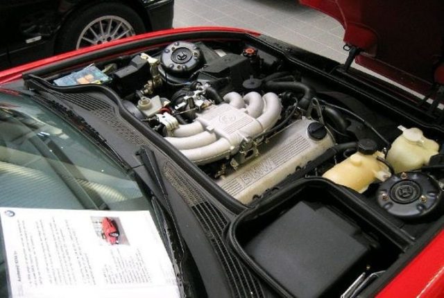 Двигатель BMW M54B25 представляет собой немецкий шести цилиндровый мотор с возможностью регулировки положения клапанов и поцилиндровой настройкой управления детонации