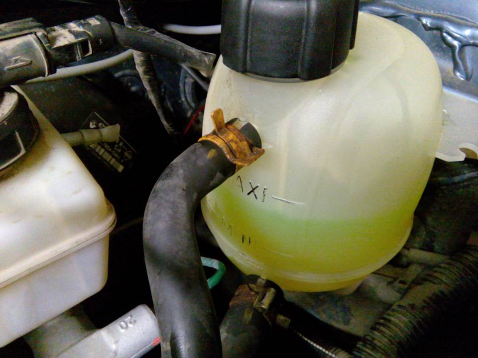 Особенности замены тосола или антифриза в системе охлаждения двигателя k7j 1,4 автомобиля Рено Логан связанные с удалением воздуха через воздухоотводчик