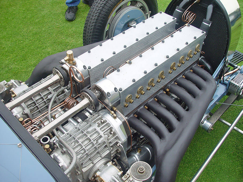 Двигатели bugatti. V16 мотор Бугатти. 16 Цилиндровый Бугатти. Бугатти Вейрон двигатель v16. Bugatti w16 engine.
