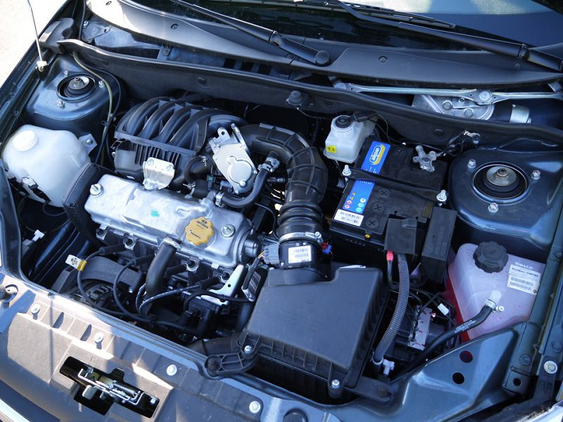 Двигатель ВАЗ-21116 – бензиновый атмосферник, объемом 1,6 литра, мощностью 87 л с и крутящим моментом 140 Нм Компоновка традиционная – четыре цилиндра в ряд
